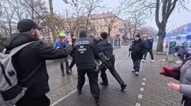 Tensions rise as police intervene in pro-Palestinian protest in Berlin (2)