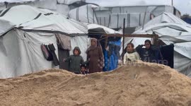 Winter weather floods makeshift camps along Gaza coast (2)