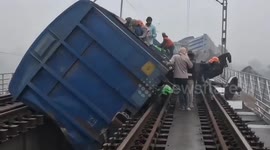 Freight train derails near Asansol, disrupts Delhi–Howrah services in India