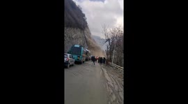 Massive Landslide Blocks Srinagar–Baramulla–Uri Highway; Traffic Suspended, Vehicles Trapped in North Kashmir