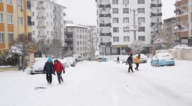 Children and Families Enjoy Snowfall in Gaziantep 4