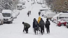 Children and Families Enjoy Snowfall in Gaziantep 1