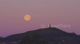 Glastonbury Tor & The Supermoon: A Mesmerizing Time-Lapse Spectacle