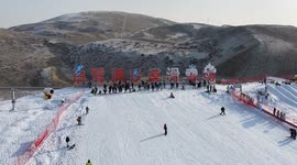 China: Desert ski resort opens in Xinjiang