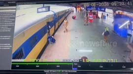 India: Railway Police force SI's Bravery Prevents Tragedy: Passenger Saved from Moving Train in Prayagraj, Uttar Pradesh