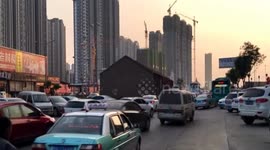 济南老平房矗立道路中央 车辆绕行成“环岛”