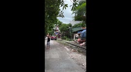 Co Nhue Train Hits Parked Car