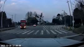 Sudden unsignaled truck turn leads to collision in Sichuan, China