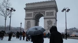 Winter snow creates lively scenes in Paris