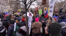 Pro-Maduro protesters gather outside courthouse in New York (2)
