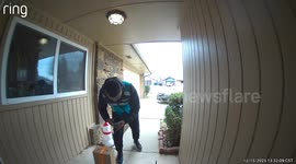 Thoughtful Delivery Driver Fixes Christmas Decorations
