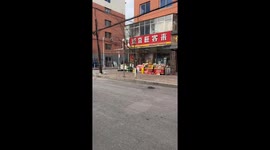 Street cat startled while snacking outside shop in Liaoning, China