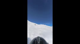 Skier narrowly avoids crash on La Sarenne slope in Huez, France