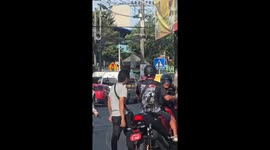 Motorcycle riders have road rage brawl in front of passing cars