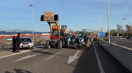 Spain: Farmers Block Tarragona Port In Protest Against Mercosur Deal