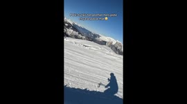 Lors de cette séquence, je m’engage volontairement sur une portion hors-piste. La manœuvre se solde par une chute dans la neige, sans gravité, immédiatement suivie d’un éclat de rire.  La vidéo met en avant un moment authentique, spontané et maîtrisé, ill