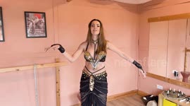 Ex-flight attendant ditched job to earn £100 per hour as professional belly dancer
