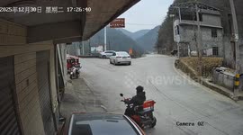 E-bike tips backward under heavy passenger in Hubei, China