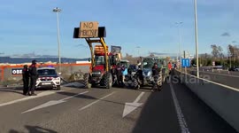 Spanish farmers use tractors to block port in protest at EU trade deal