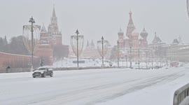 Heavy snowfall disrupts daily life in Moscow