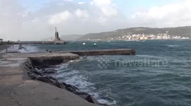 Storm forces suspension of ship traffic in Türkiye's Dardanelles strait