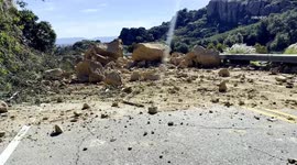 US, Los Angeles: Chatsworth Rockslide Closes Santa Susana Pass Road