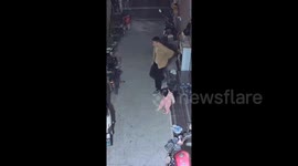 2 岁小女孩穿反鞋  换鞋两次依旧 “跑偏”