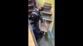 Woman narrowly avoids falling into river while boarding boat in Guangdong, China