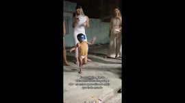 estávamos todo aproveitando a festa, e a criança não queria dormir