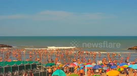 Argentina: Giant Wave Hits Beach in Argentina