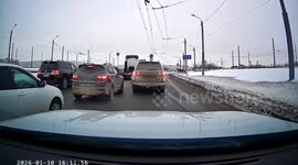 Road rage dispute escalates into violent confrontation on bridge in Omsk, Russia