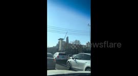 China: Crane hoisted an excavator onto a high-rise rooftop for construction in China