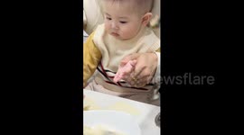 China: Chinese baby turned tiny hands into a wonton wrapping machine