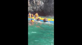 Hilarious moment holidaymaker struggles to board banana boat