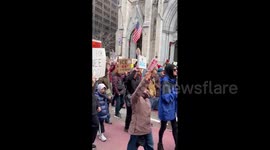 US: Large Crowd Gathers in New York for Anti-ICE Protest