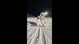 Snowboarding collision causes tumble on night slope in Zhejiang, China