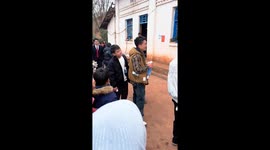 Groom faces chaotic door-blocking game at wedding in Zhejiang, China