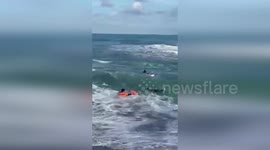 Teenager swept away by strong waves is rescued in the Philippines