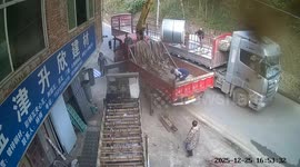 吊车吊绳断裂四吨钢卷砸落 下方男子幸运躲过一劫