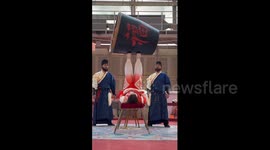 China: Chinese woman joined jar balancing show and froze during audience interaction