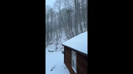 US: Wintry Weather Brings Snow Bursts and Gusts, Impacting Western NC Commute