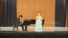 Pianist’s glasses slip during stage bow in Yunnan, China