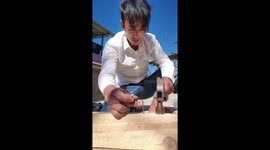 Nailed it! Carpenter shows off incredible accuracy with one-smash hammer trick