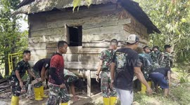 Unique, Indonesian Soldiers Move a House Manually
