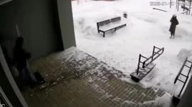 Man narrowly avoids falling window frame after holding door open in Minsk, Belarus