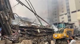 Pakistan, Karachi: Massive Fire at Gul Plaza Karachi: 10 Dead, Dozens Injured, Building on Verge of Collapse
