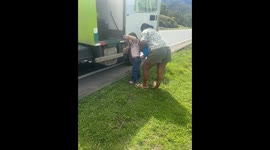 Mother slips into grass during roadside stop in João Neiva, Espírito Santo, Brazil