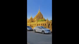 Shimmering golden temple amazes visitors in Thailand