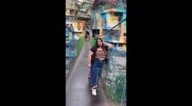 Boyfriend proposes to partner on romantic suspension bridge