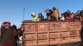 Syrians fleeing Deir Hafir reach safe area despite damaged tractor (2)